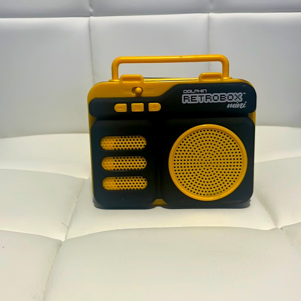 Dolphin retro mini speaker